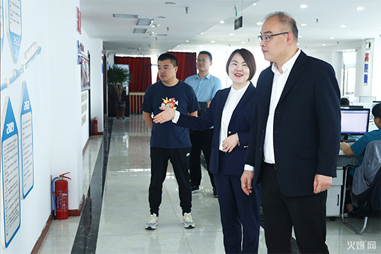 張妍俏女士為王總講解火爆網(wǎng)發(fā)展歷程1